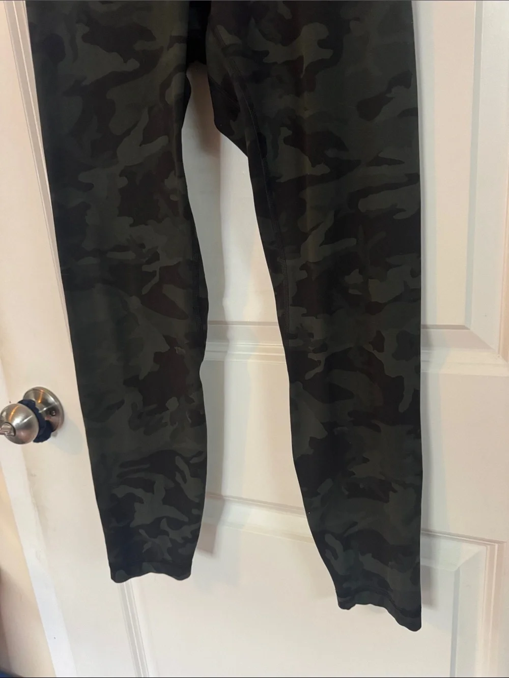 Lululemon army green black camo leggings size 6 - Picture 3 of 5